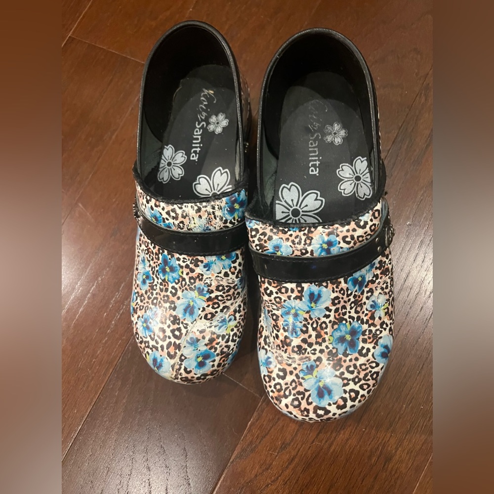 Sanita size 40, used clogs.